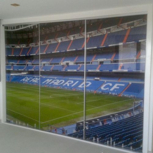 FC221 FRENTE CORREDERO CRISTAL CON FOTO PERSONALIZADA REAL MADRID. PERFILES ALUMINIO Y REMATES EN LACADO BLANCO