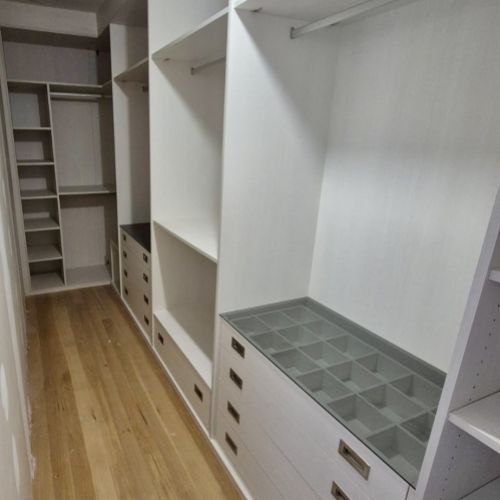 VE94 VESTIDOR EN L FRENTES DE CAJON CON UÑERO, CAJON DIVIDIDO CON TAPA DE CRISTAL