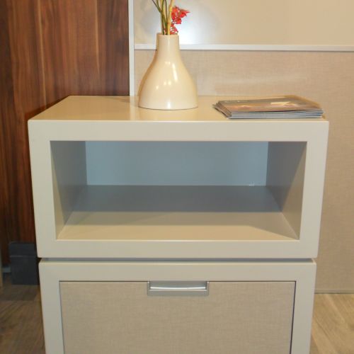 MU14 MESILLA LACADA BEIGE CON CAJON EN MELAMINA DISEÑO