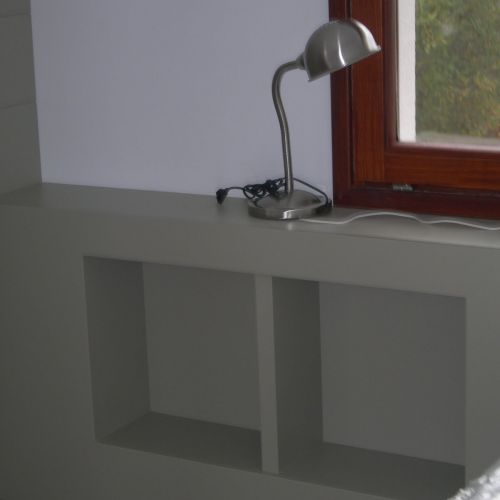 MU27 DETALLE DE CABECERO LACADO GRIS CON ESTANTERIAS