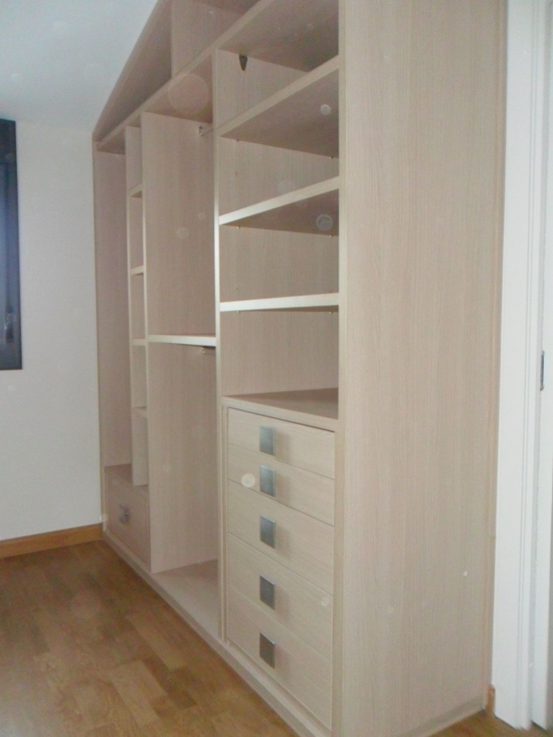 IA70 INTERIOR ROBLE VELADO 30MM CON CAJONERA CERRADA, BALDAS Y BARRAS