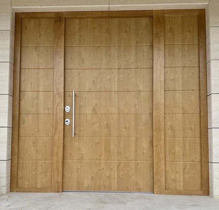 PA65 PUERTA ACORAZADA LINEAS ALUMINIO ROBLE CON DOBLE FIJO LATERAL CIEGO