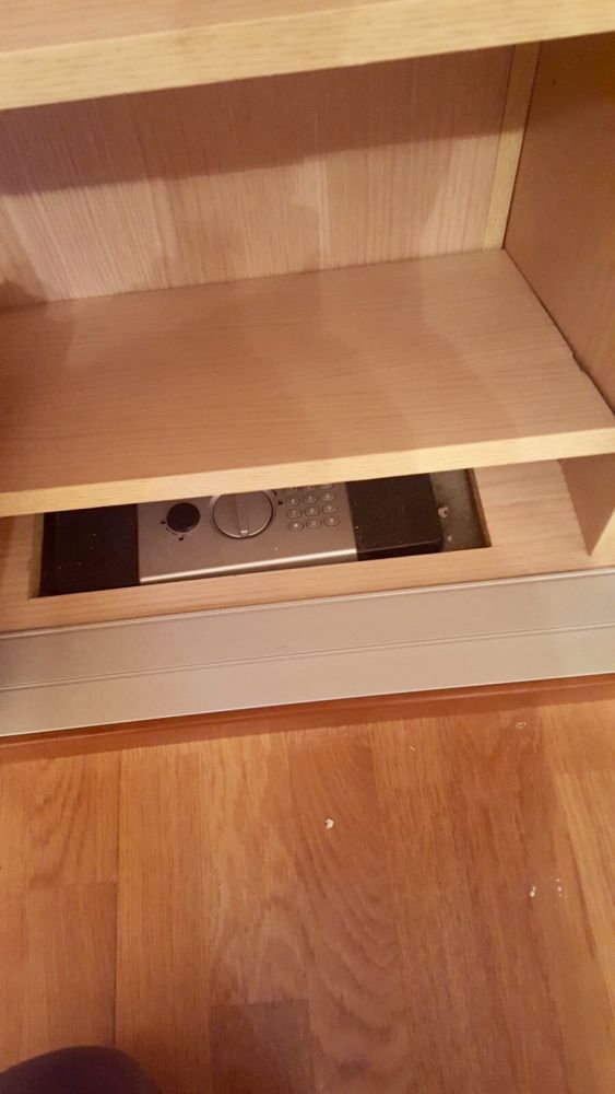 MU127 DETALLE DE OCULTACION DE CAJA FUERTE EN ARMARIO