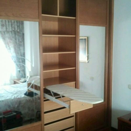 IA104 INTERIOR CEREZO CON BALDAS Y CAJONERA CON TABLA DE PLANCHA