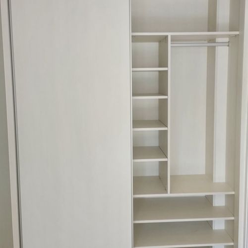 IA242 INTERIOR BLANCO CON COLUMNA CAJEADA, BARRA Y BALDAS