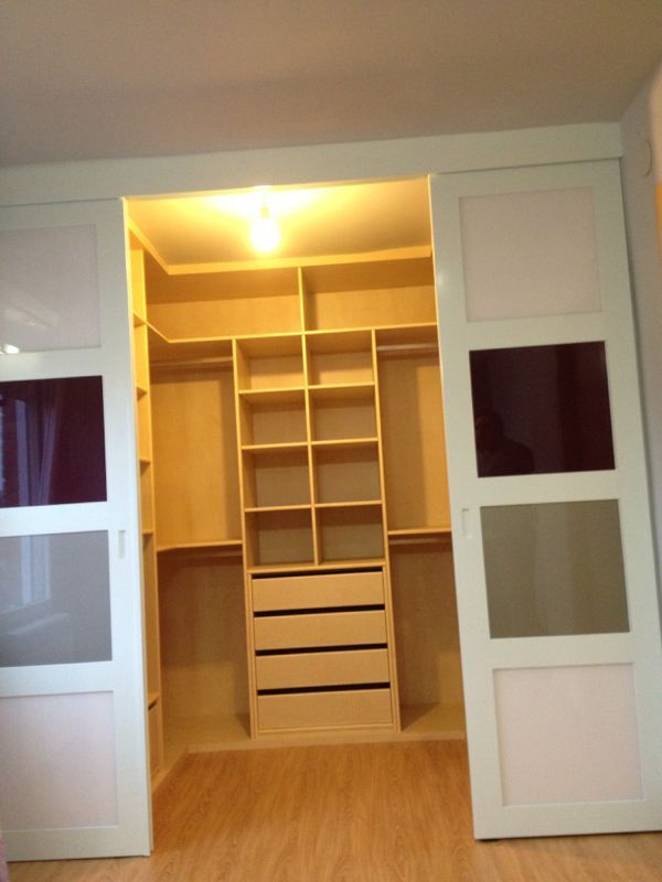 VE49 VESTIDOR CON CAJONERA ABIERTA Y BALDAS DIVIDIDAS. ESQUINAS CON DOBLE DE ROPA CORTA