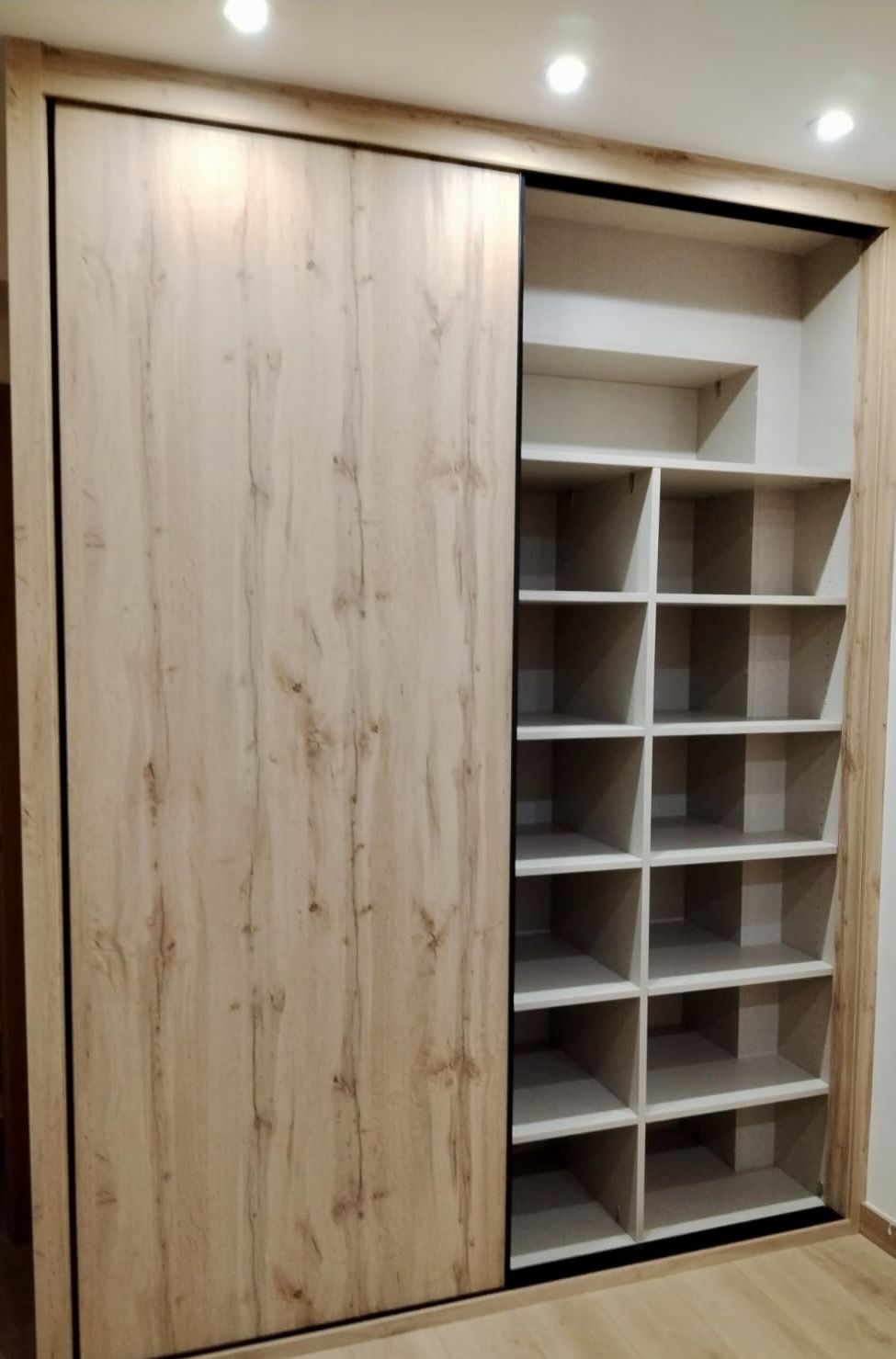 IA268 INTERIOR CON BALDAS DIVIDIDAS CAJEANDO VIGA Y COLUMNA