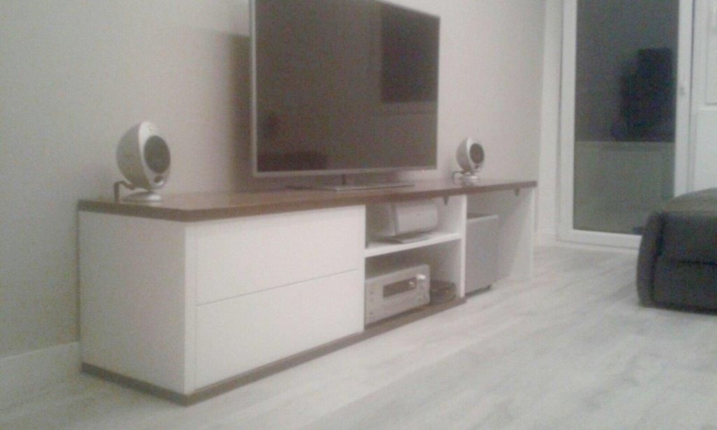 MU46 MUEBLE TV LACADO BLANCO CON DETALLES EN MADERA