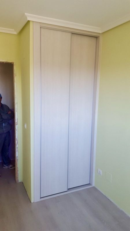 FC120 FRENTE CORREDERO OREGON SIENA LISO. TIRADORES ALUMINIO