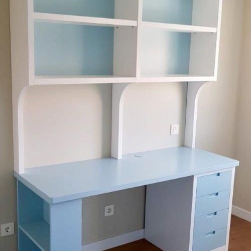 MU99 ESCRITORIO CON BALDAS LACADO BLANCO Y AZUL