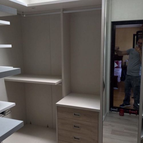 VE20 VESTIDOR EN ESQUINA EN LINO CANCUN CON CAJONERA CERRADA EN ROBLE AURORA.
