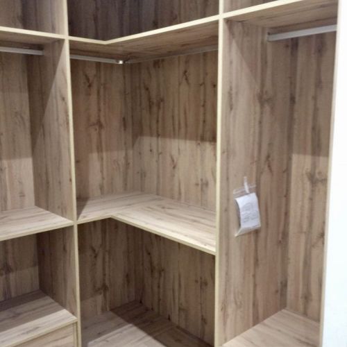 VE61 VESTIDOR EN ESQUINA EN ROBLE HERCULES