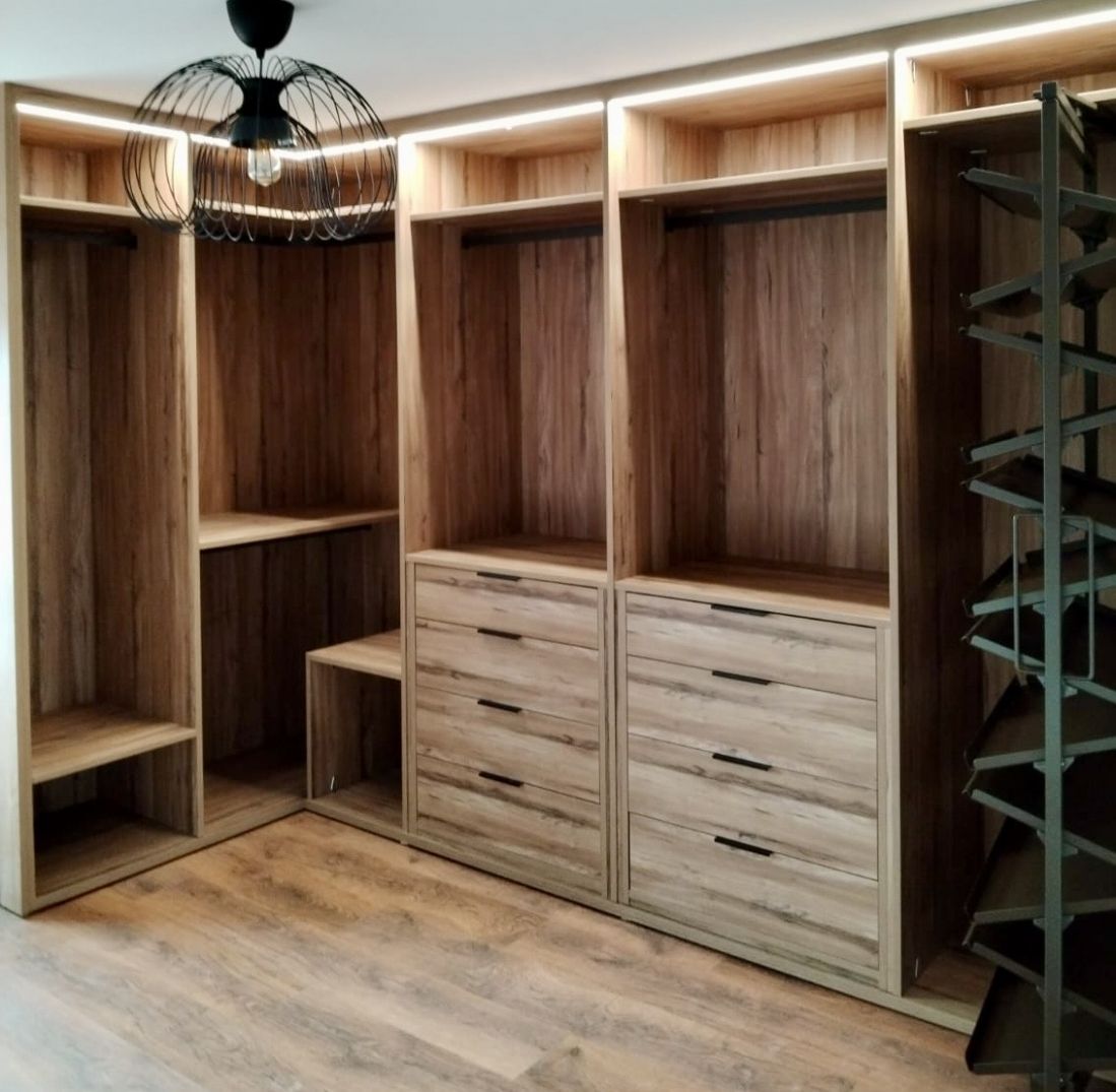 VE116 VESTIDOR EN L CON LUZ LED INTEGRADA, CAJONES DE DISTINTAS ALTURAS Y ZAPATERO MOKA EXTRAIBLE