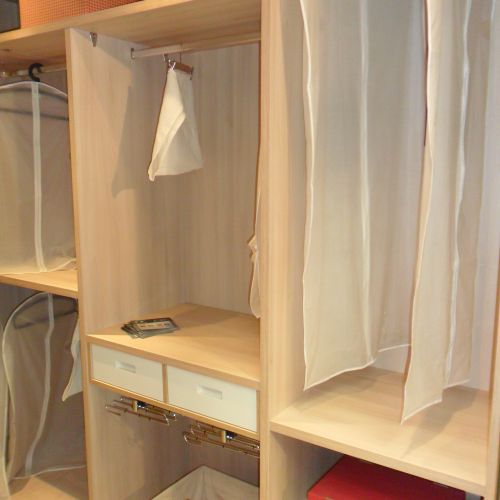 VE58 DETALLE DE CAJONES VOLADOS EN LACADO BLANCO Y PANTALONEROS SENCILLOS
