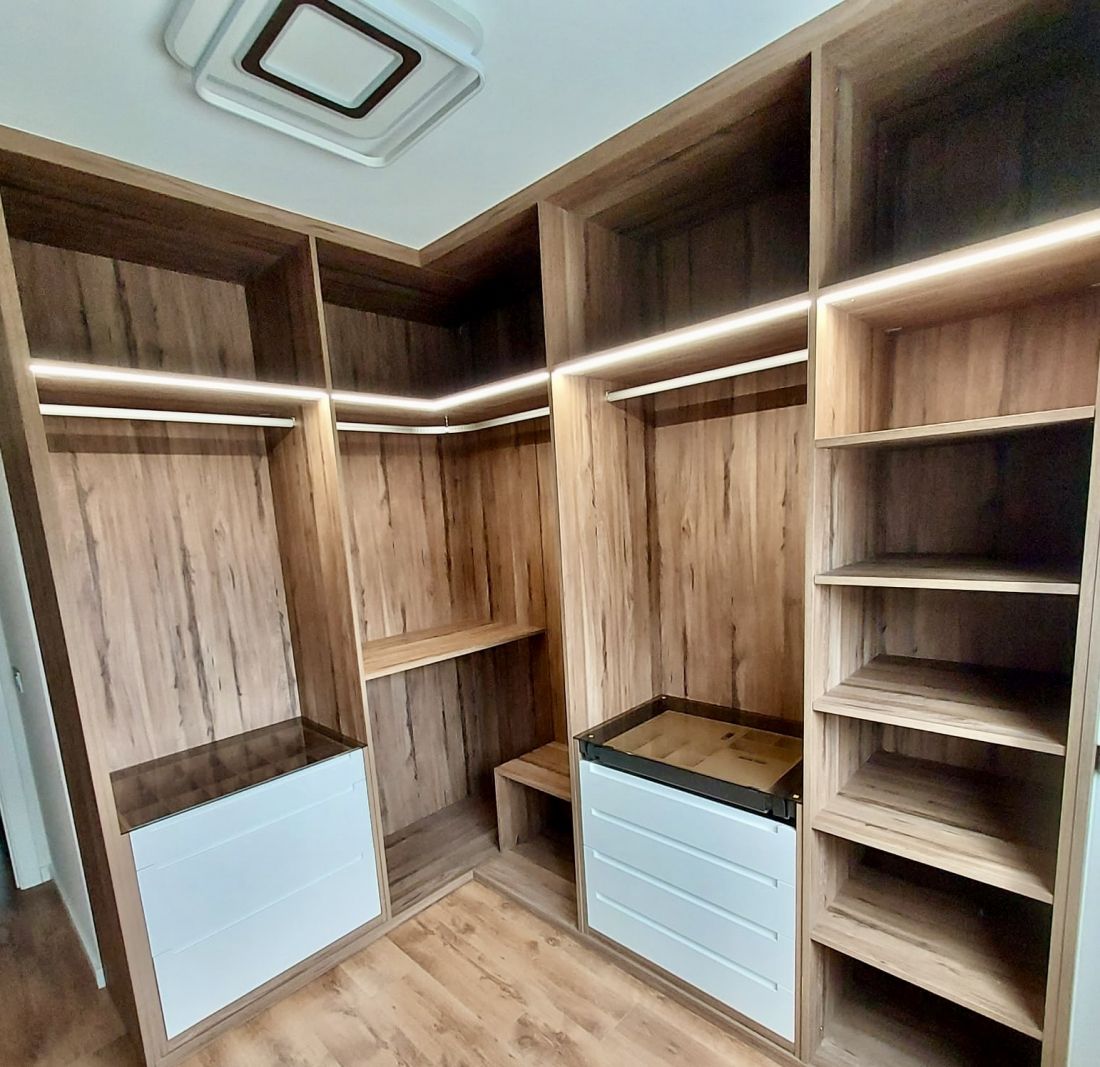 VE75 VESTIDOR EN U CON FRENTES DE CAJON LACADOS CON UÑERO CON TAPA DE CRISTAL, JOYERO Y CAJON DIVIDIDO