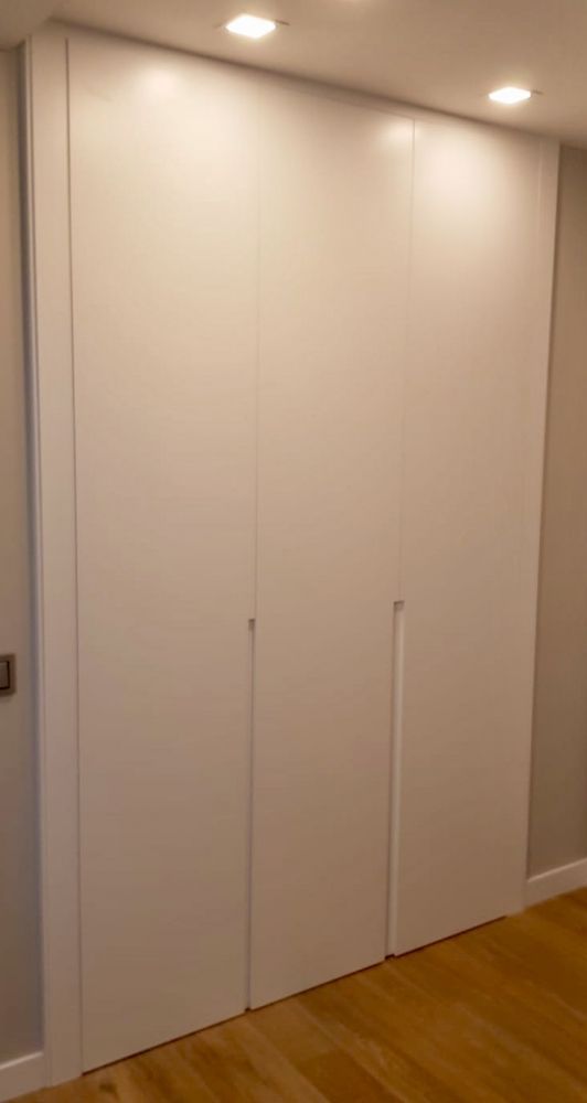 FA7 FRENTE ABATIBLE LISO EN LACADO BLANCO CON UÑERO LARGO