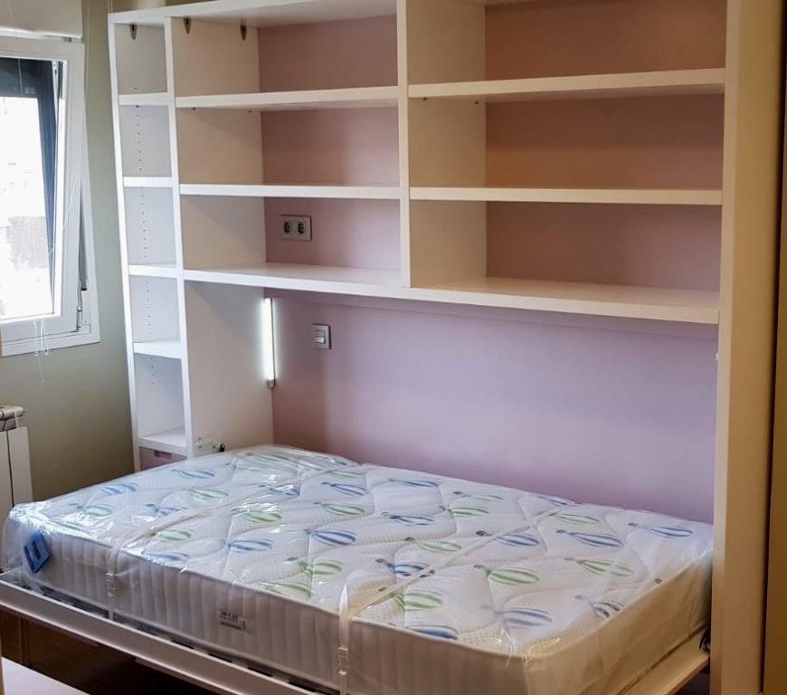 MU100 CAMA ABATIBLE HORIZONTAL ABIERTA CON BALDAS LACADO BLANCO Y MALVA