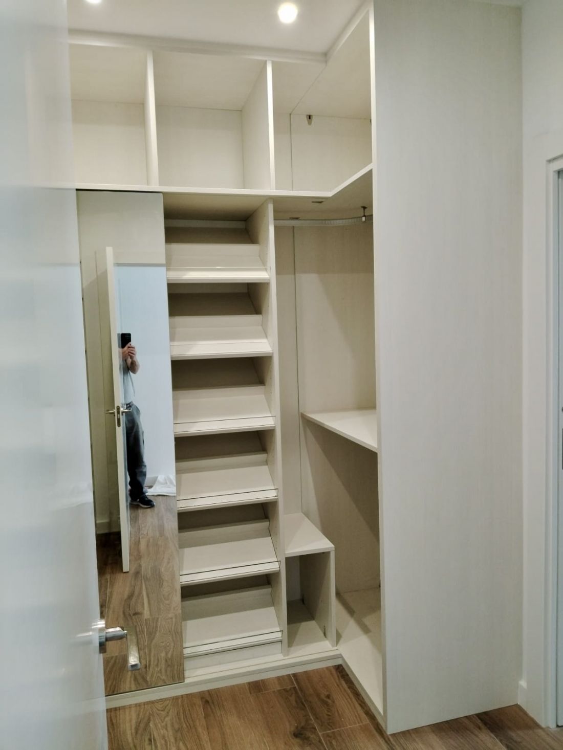 VE110 VESTIDOR BLANCO CON BALDAS INCLINADAS Y ESPEJO CORREDERO