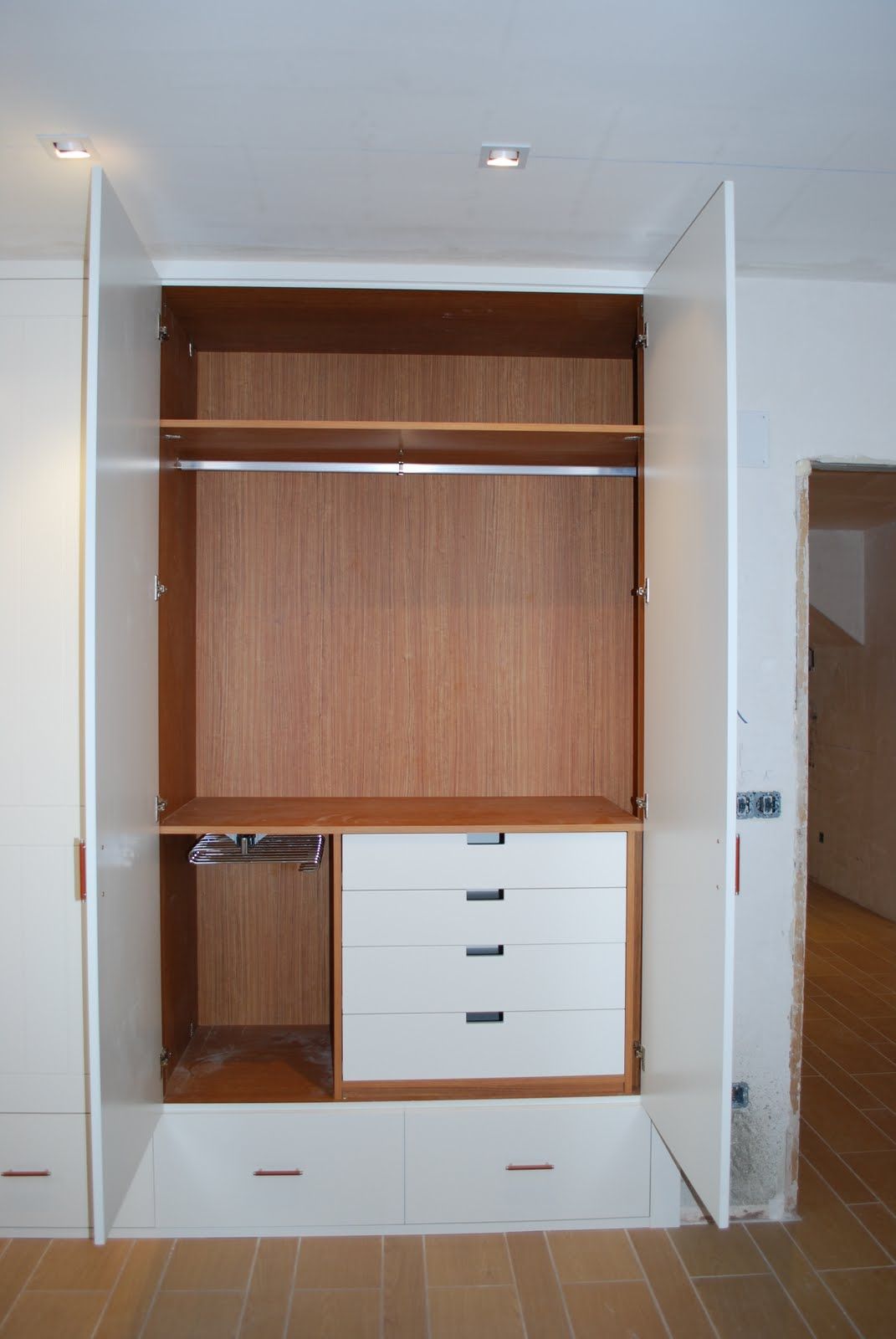 IA135 INTERIOR TEKA CON CAJONES LACADOS BLANCOS Y PANTALONERO