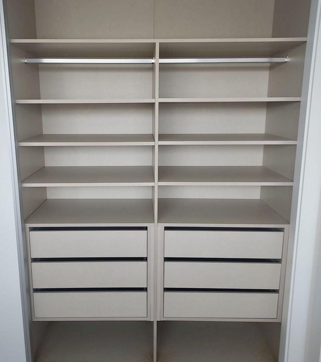 IA254 INTERIOR CON CAJONERAS SUSPENDIDAS Y BALDAS