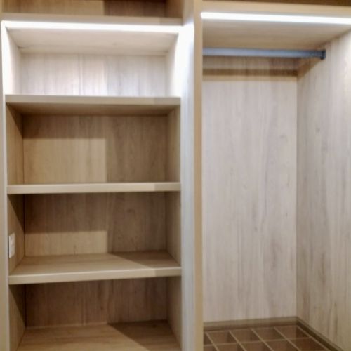 IA272 INTERIOR BALDAS, BARRA Y CAJONERA CON FRENTE LACADO CON UÑERO Y CAJON DIVIDIDO CON TAPA DE CRISTAL