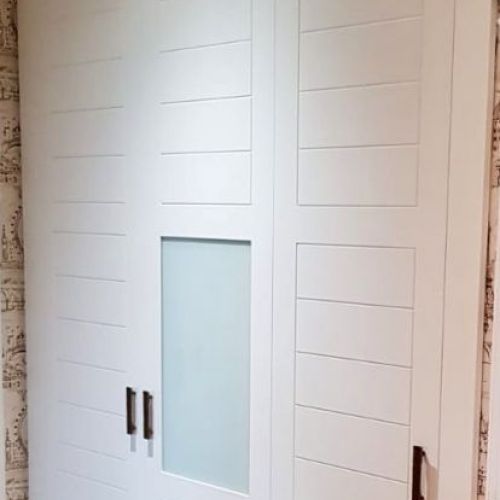 FA92 FRENTE ABATIBLE CUADROS CON ESTRIAS HORIZONTALES Y CRISTAL LACADO BLANCO