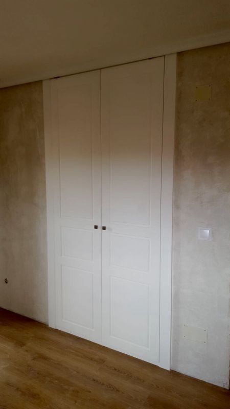 FA75 FRENTE ABATIBLE CUADROS DESIGUALES FRESADO LACADO BLANCO