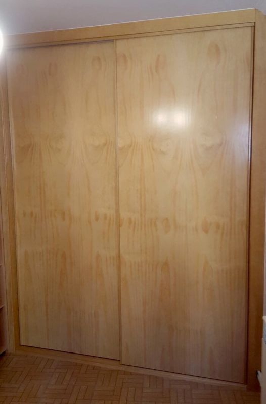 FC123 FRENTE CORREDERO LISO PINO CON PERFILES EN PINO