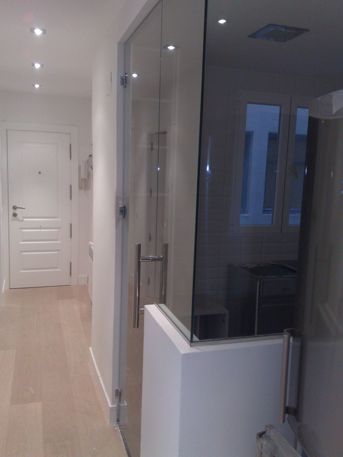 PC19 CERRAMIENTO EN CRISTAL TRANSPARENTE CON PUERTA ABATIBLE