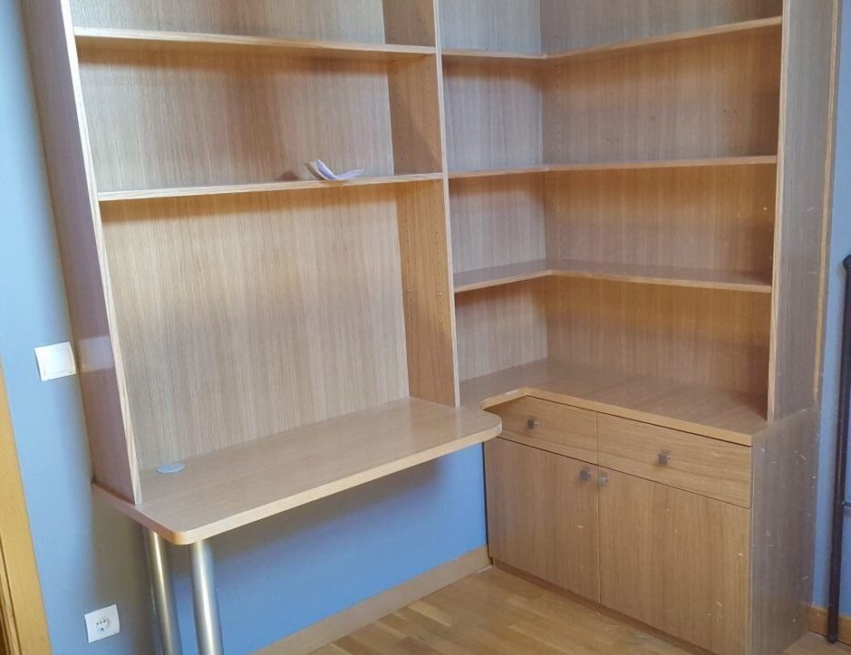 MU51 MUEBLE ESCRITORIO CON MESA, CAJONES Y BALDAS EN ROBLE 3 CMS
