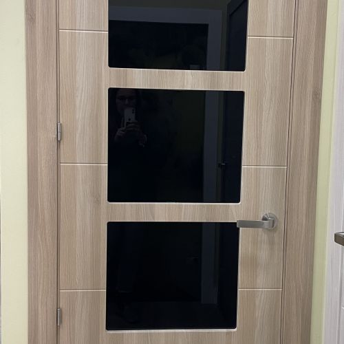 PI142 PUERTA VINILO MODELO ESTRIAS 5 PAÑOS 4 VIDRIOS
