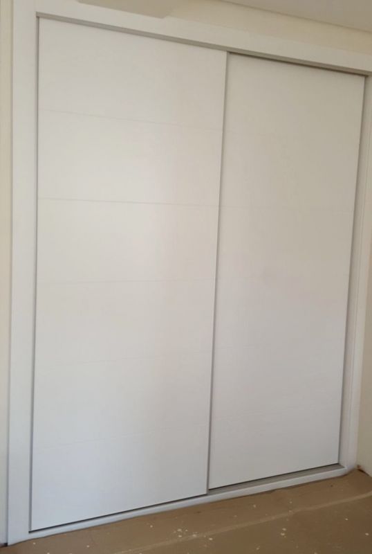 FC33 FRENTE CORREDERO LACADO BLANCO LINEAS. TIRADORES ALUMINIO