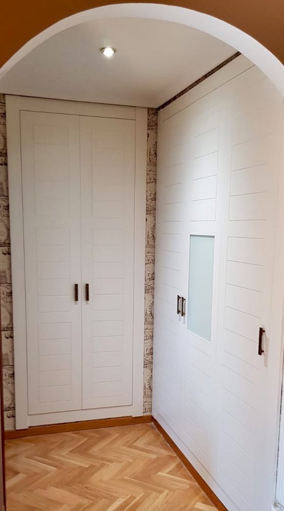 FA16 FRENTES ABATIBLES CUADROS CON ESTRIAS HORIZONTALES Y CRISTAL LACADO BLANCO