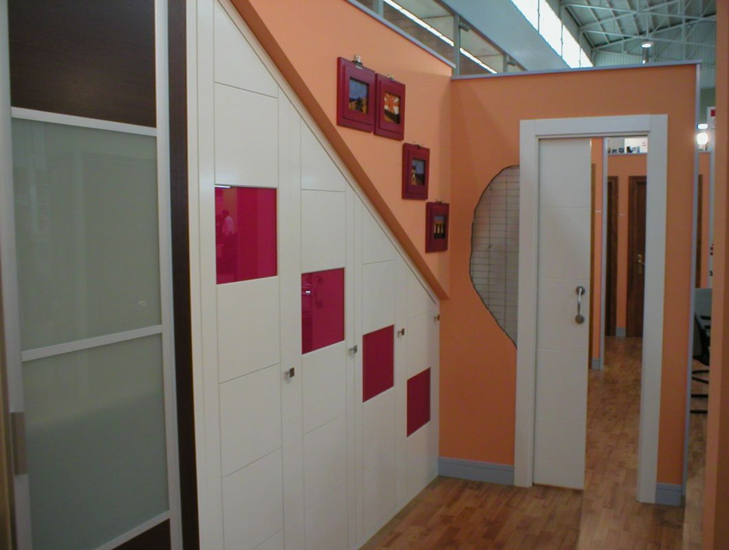 FA95 FRENTE ABUHARDILLADO LACADO BLANCO LINEAS Y CRISTAL LACADO FUCSIA