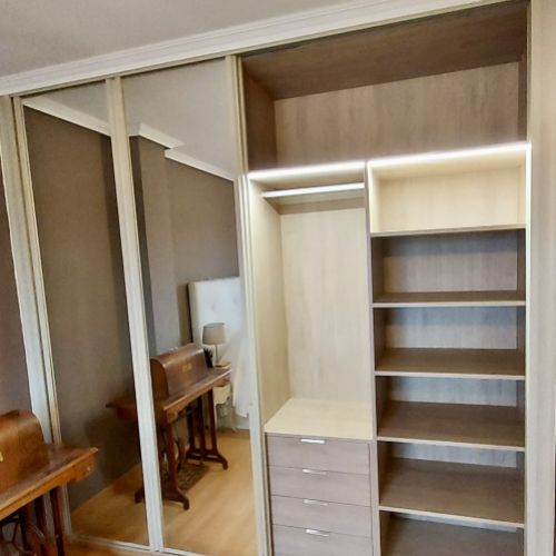 IA260 INTERIOR CON LUZ LED INTEGRADA, BALDAS Y CAJONES CON FRENTE CON TIRADOR AL CANTO