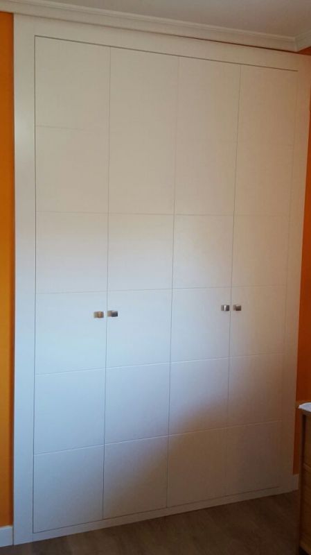 FA47 FRENTE LACADO BLANCO LINEAS 4 HOJAS CON TIRADOR