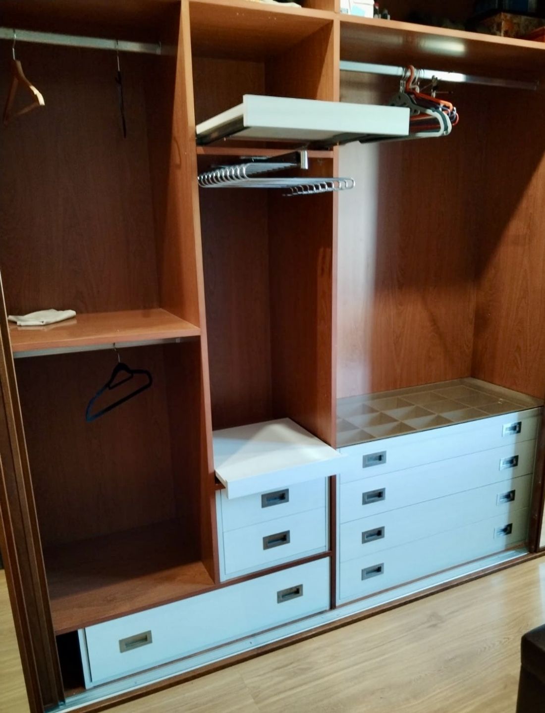 IA270 INTERIOR COMBINADO CON ZAPATERO, PANTALONERO, BALDAS EXTRAIBLES, CAJONERAS FRENTE LACADO CON TIRADOR EMBUTIDO Y CAJON DIVIDIDO