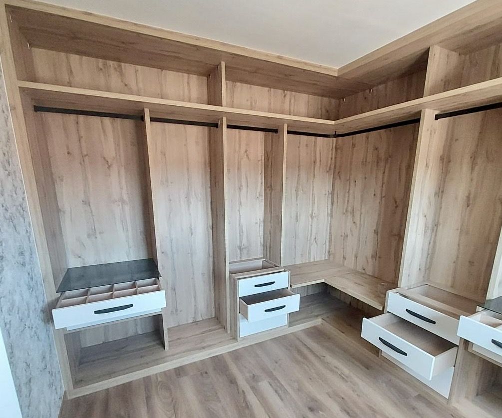 VE117 VESTIDOR EN 30MM CON DETALLES MOKA, CAJONES DIVIDIDOS CON TAPA DE CRISTAL Y CAJONERAS