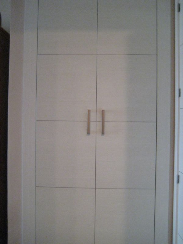 FA147 FRENTE 2 HOJAS MELAMINA ESTRIAS ALUMINIO OREGON SIENA