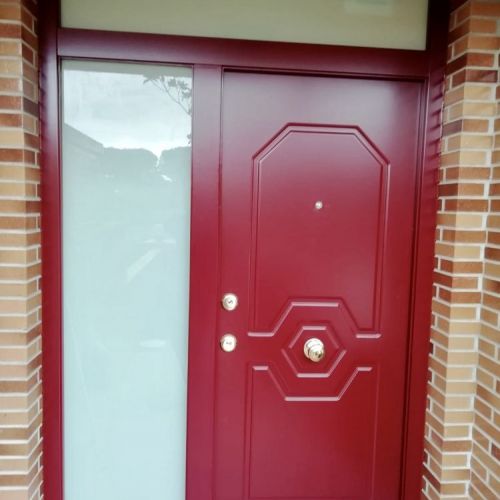 PA44 PUERTA ACORAZADA ALUMINIO LACADO ROJO INGLES CON FIJO LATERAL Y MONTANTE DE SEGURIDAD