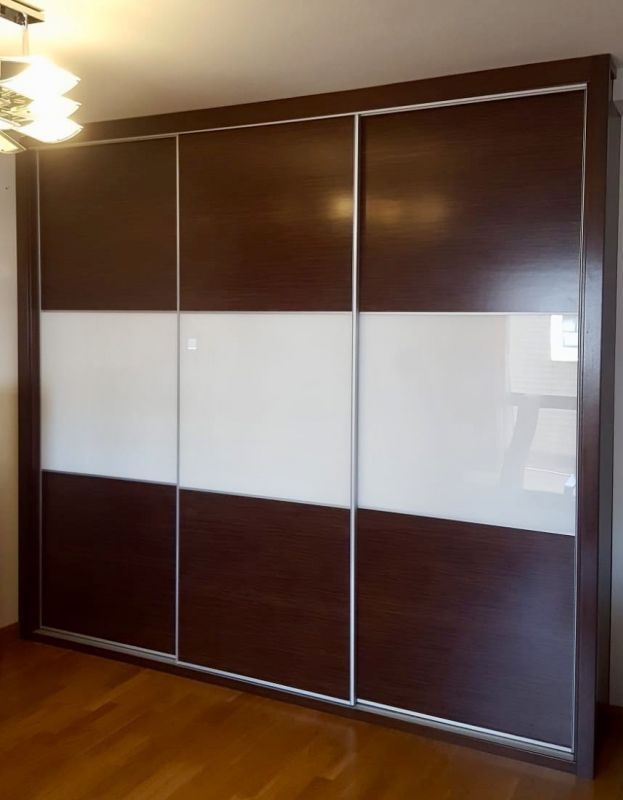 FC170 FRENTE CORREDERO WENGUE Y CRISTAL LACADO BLANCO. PERFIL ECO ALUMINIO