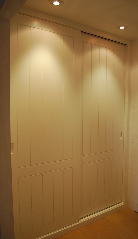 FC141 FRENTE CORREDERO LACADO BLANCO CUADROS LINEAS VERTICALES Y UÑERO EN PUERTAS