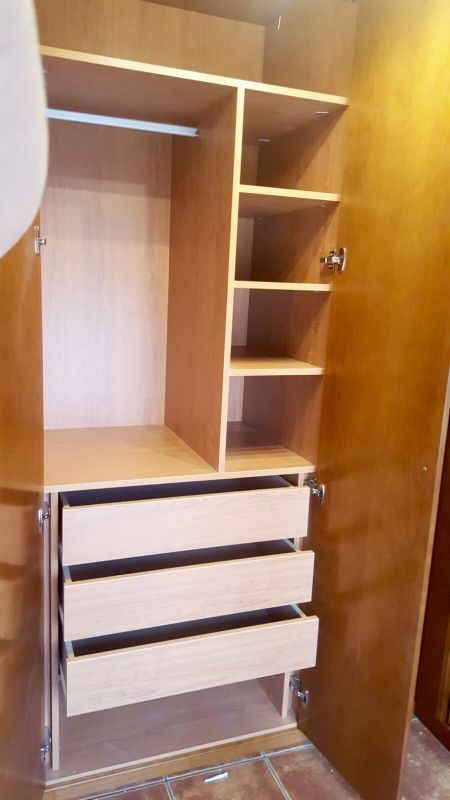 IA61 INTERIOR ROBLE CON CAJONERA, R. CORTA Y BALDAS REGULABLES