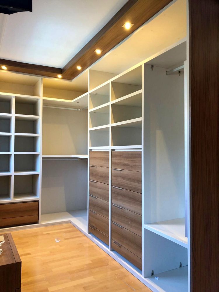 VE2 VESTIDOR VISTO COMBINADO EN TEXTIL CACTUS Y NOGAL CANALETO, CON CORNISA DE LUCES