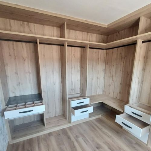 VE117 VESTIDOR EN 30MM CON DETALLES MOKA, CAJONES DIVIDIDOS CON TAPA DE CRISTAL Y CAJONERAS