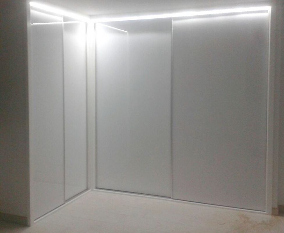 FC88 FRENTE CORREDERO EN RINCON CRISTAL LACADO BLANCO. PERFILES LACADO BLANCO