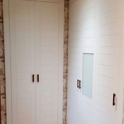 FA16 FRENTES ABATIBLES CUADROS CON ESTRIAS HORIZONTALES Y CRISTAL LACADO BLANCO