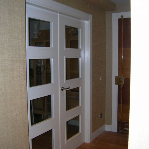 PI1 PUERTA DOBLE LACADA 4 VIDRIOS CON MOLDURA