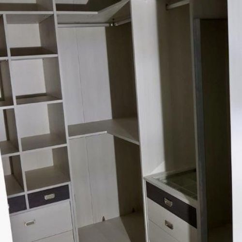 VE21 VESTIDOR EN U CON CAJONERAS A DOS COLORES, BALDAS Y DOBLE BARRA EN ESQUINA