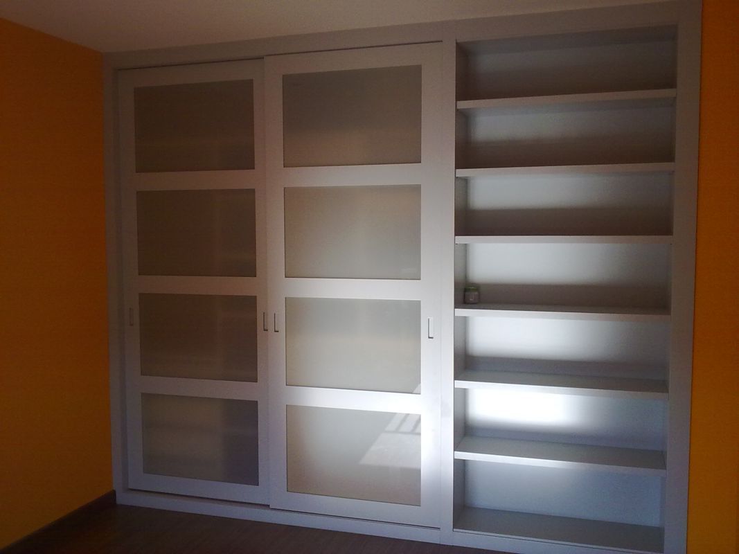 FC84 FRENTE CORREDERO CUADROS LACADO GRIS Y CRISTAL ACIDO, UÑERO EN PUERTAS.